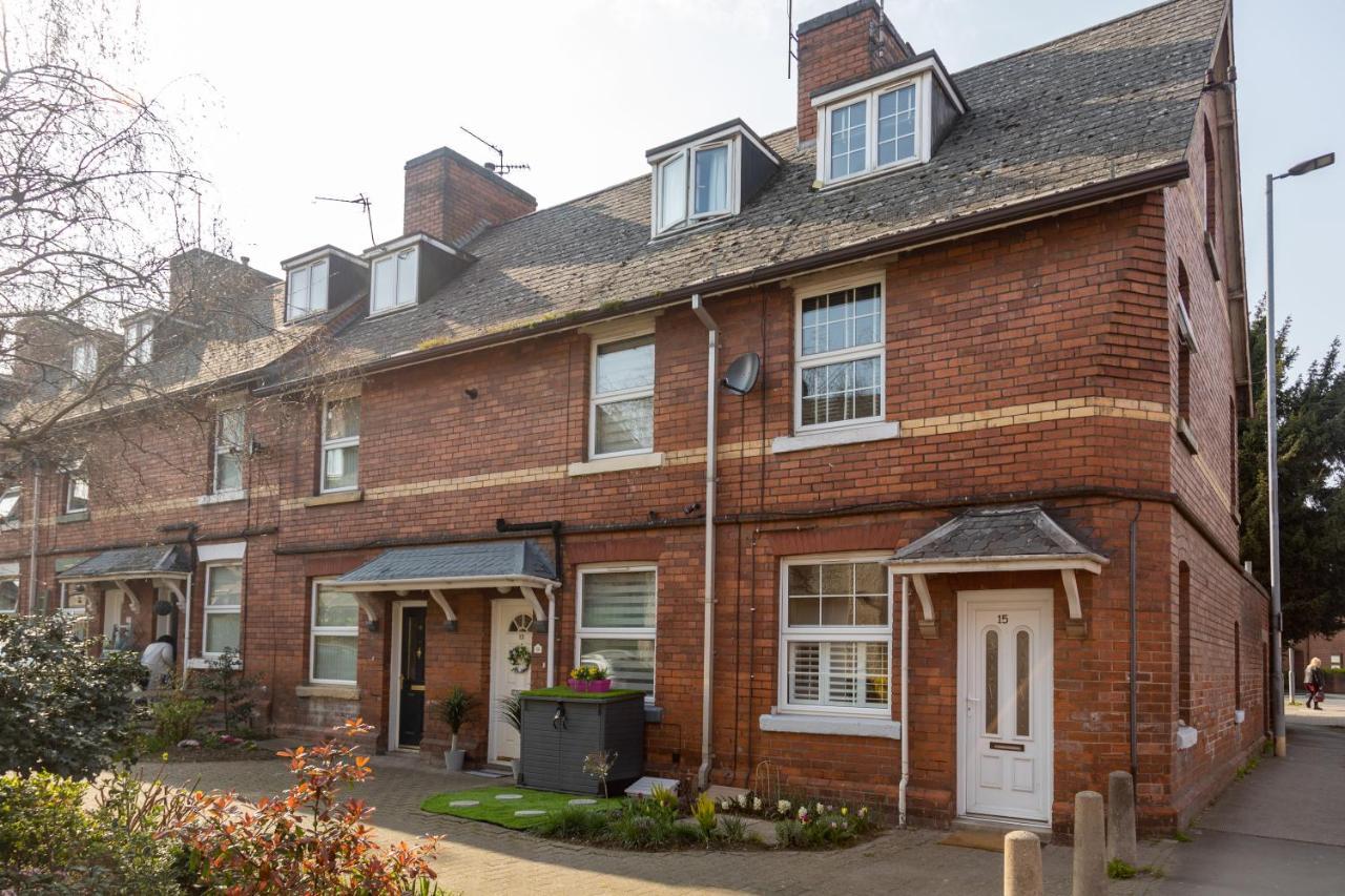 Hereford City - St Owens Terrace - Comfortable & Spacious Well Presented Three Storey House, Perfect For A Weekend Away & Exploring The City On Foot - Hosted By Rentmyhouse Apartment