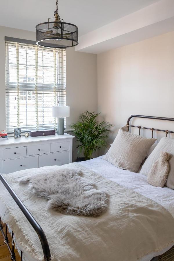 Hereford City - St Owens Terrace - Comfortable & Spacious Well Presented Three Storey House, Perfect For A Weekend Away & Exploring The City On Foot - Hosted By Rentmyhouse Apartment
